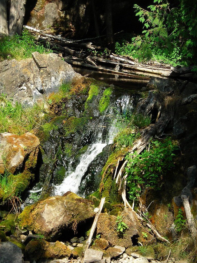 Fumee Falls waterfall