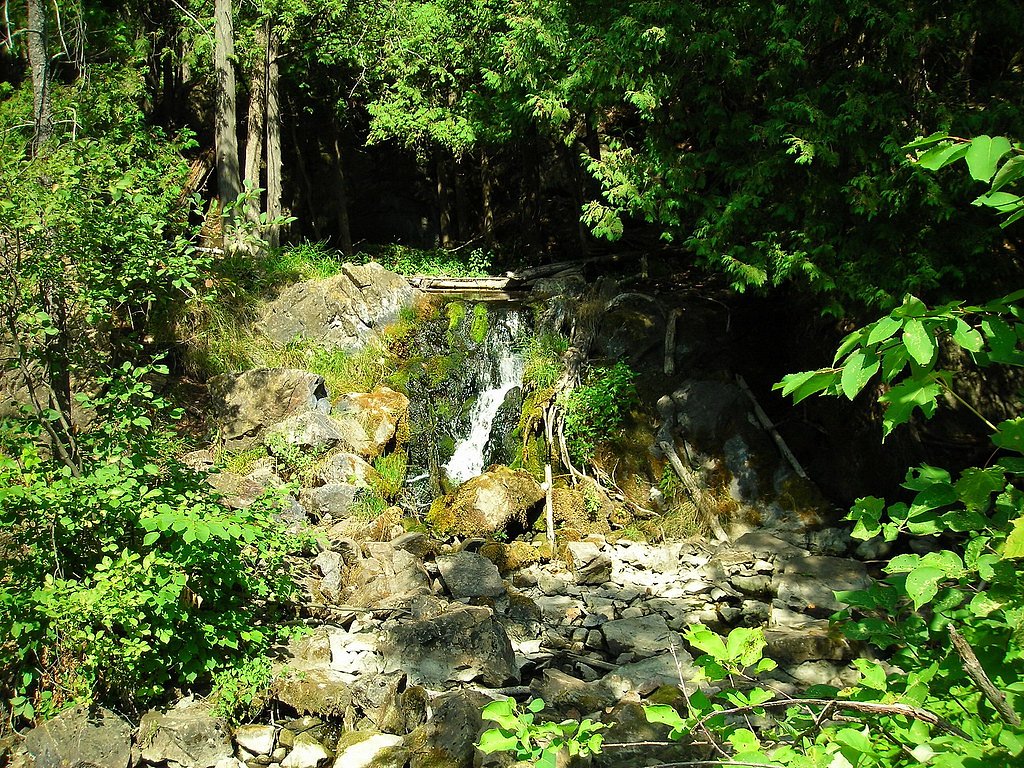 Fumee Falls waterfall