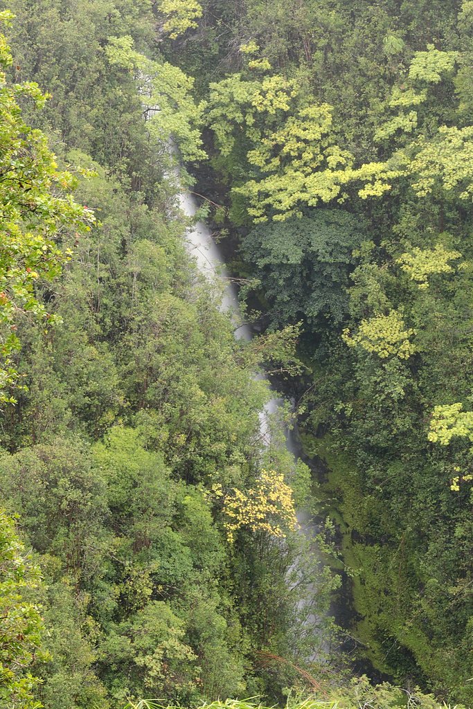 Kahūnā Falls waterfall