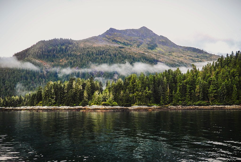 Kasnyku Falls waterfall