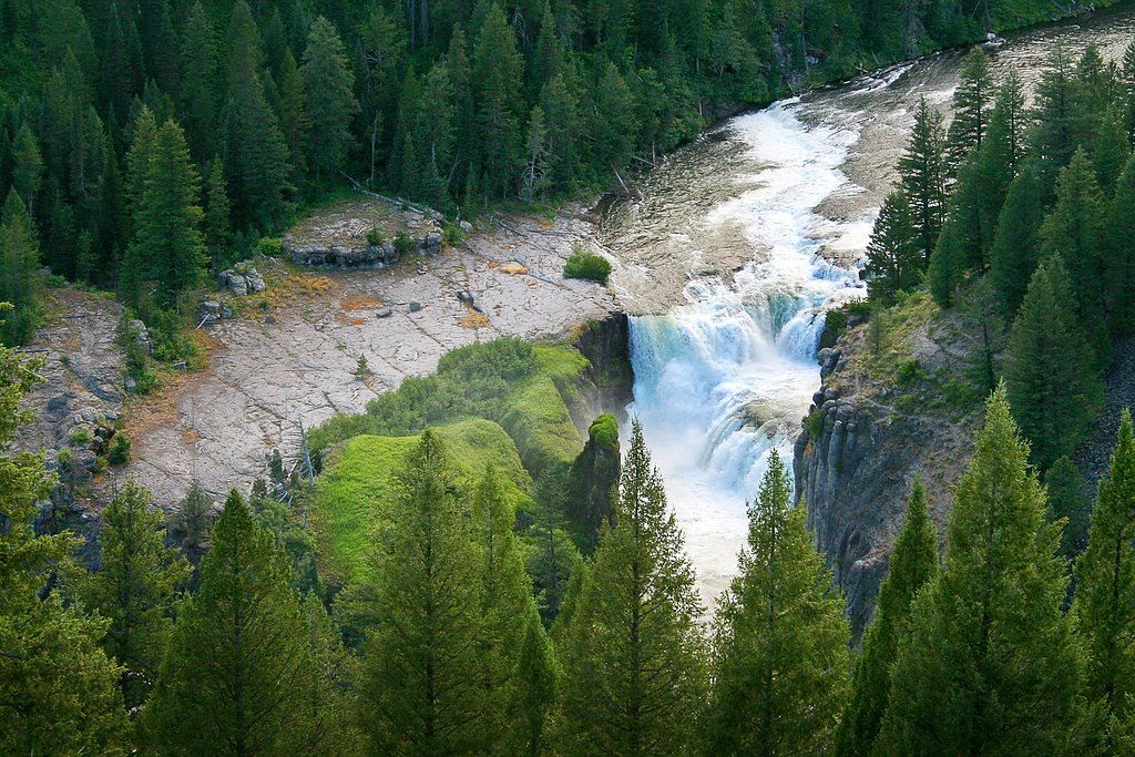 Lower Mesa Falls waterfall