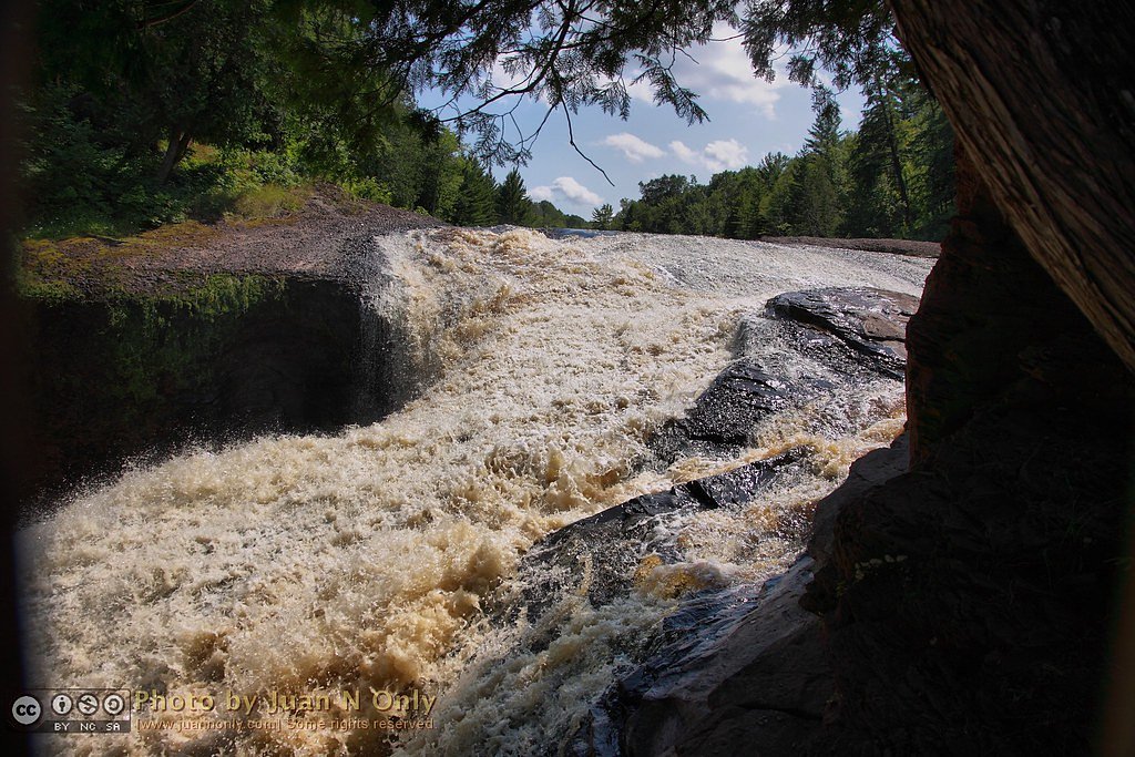 Rainbow Falls waterfall