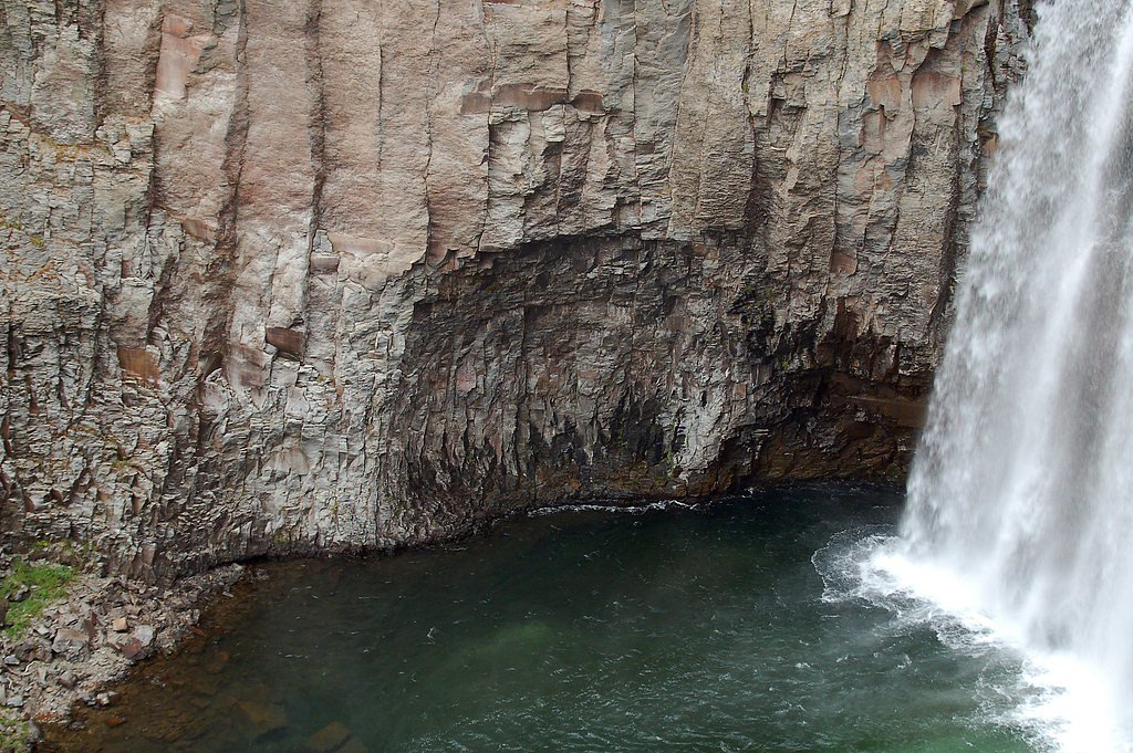 Rainbow Falls waterfall