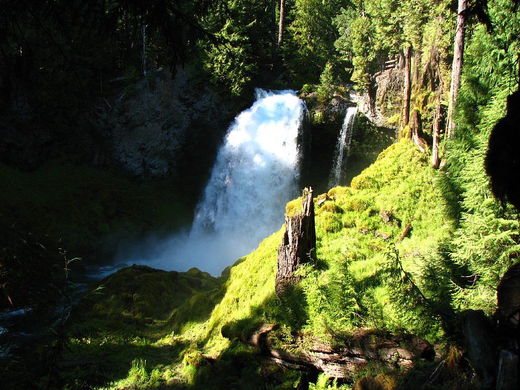 Sahalie Falls waterfall