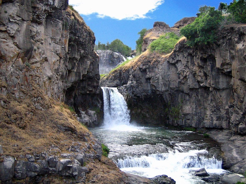 White River Falls waterfall