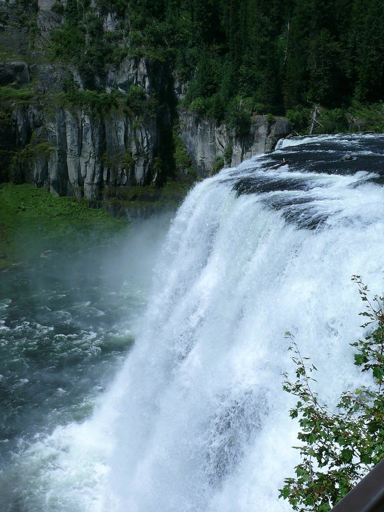 Upper Mesa Falls waterfall