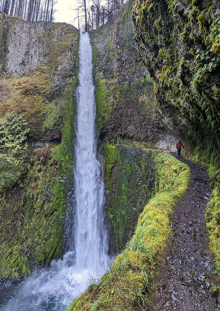 Tunnel Falls waterfall