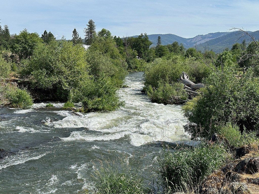 Ti'lomikh Falls waterfall