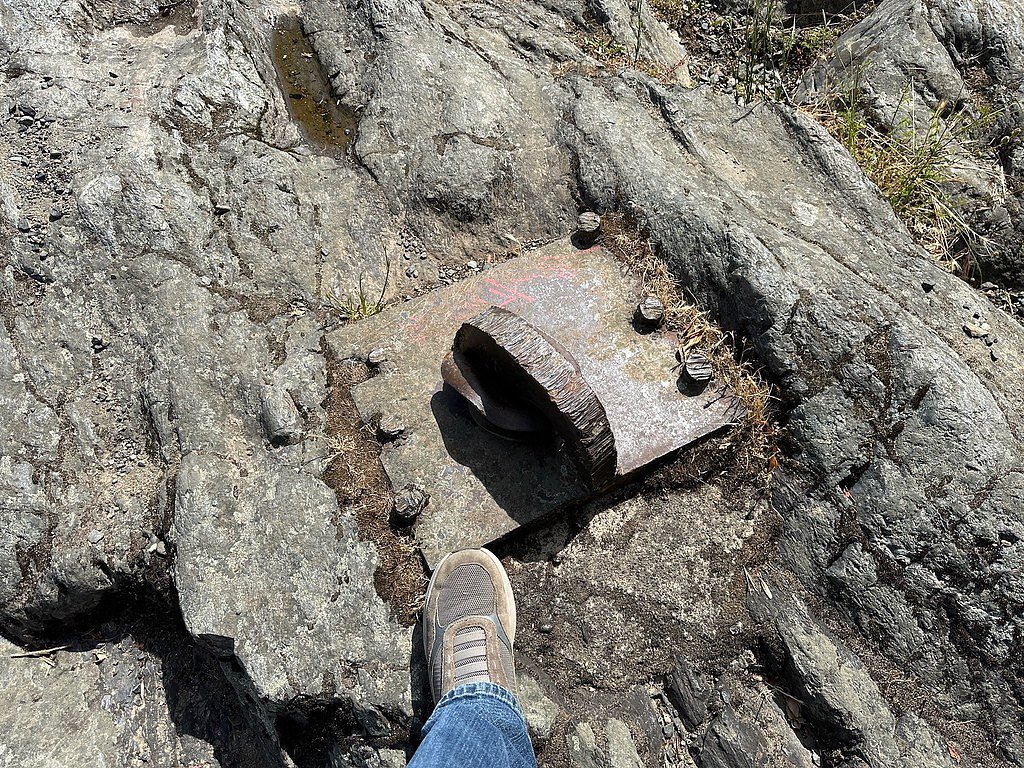 Ti'lomikh Falls waterfall