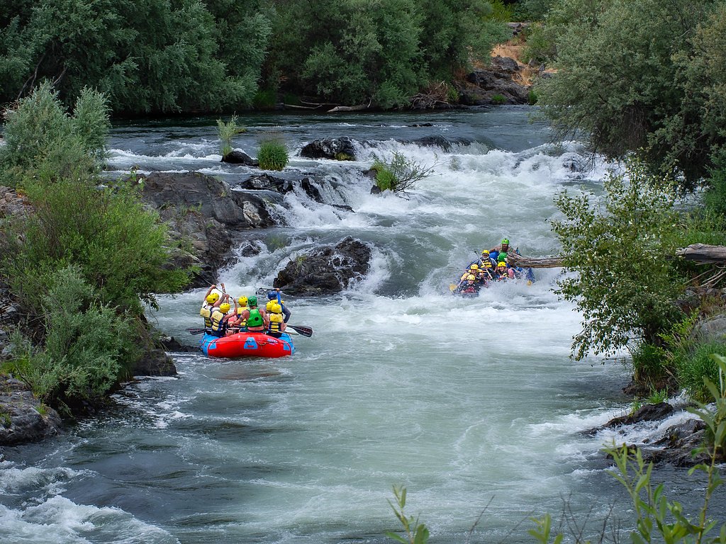 Ti'lomikh Falls waterfall