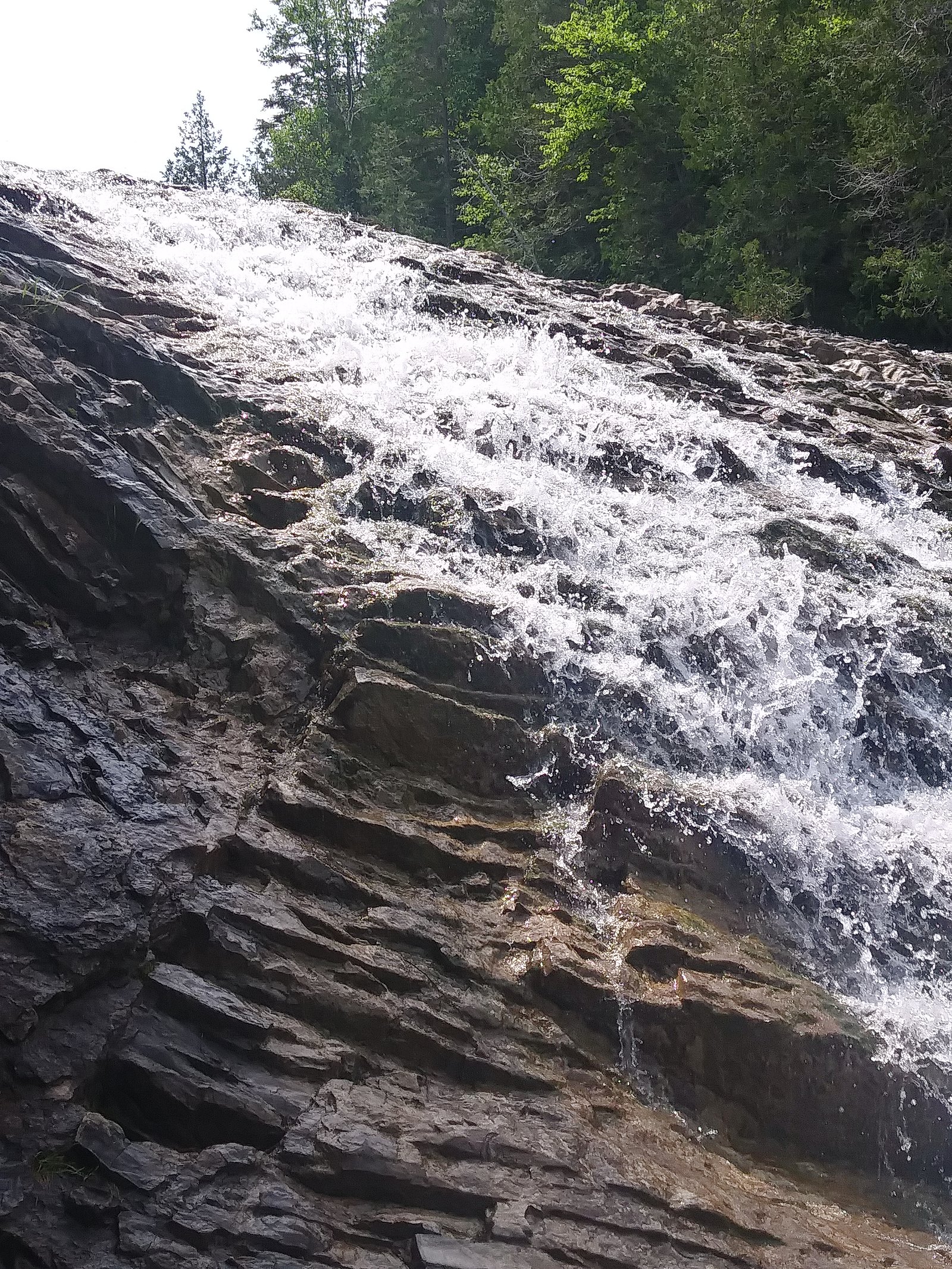 Chute rivière aux émeraudes waterfall