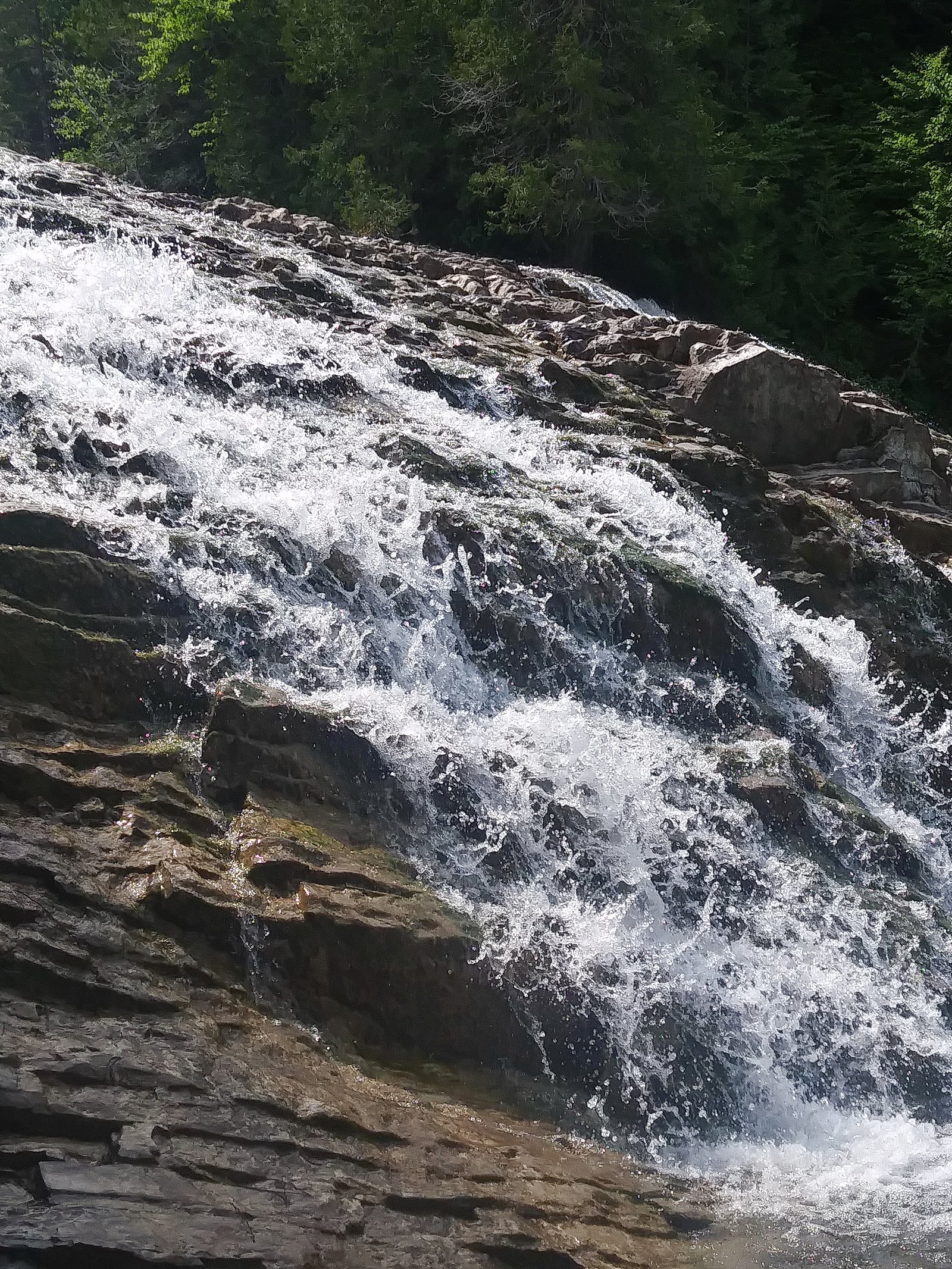 Chute rivière aux émeraudes waterfall