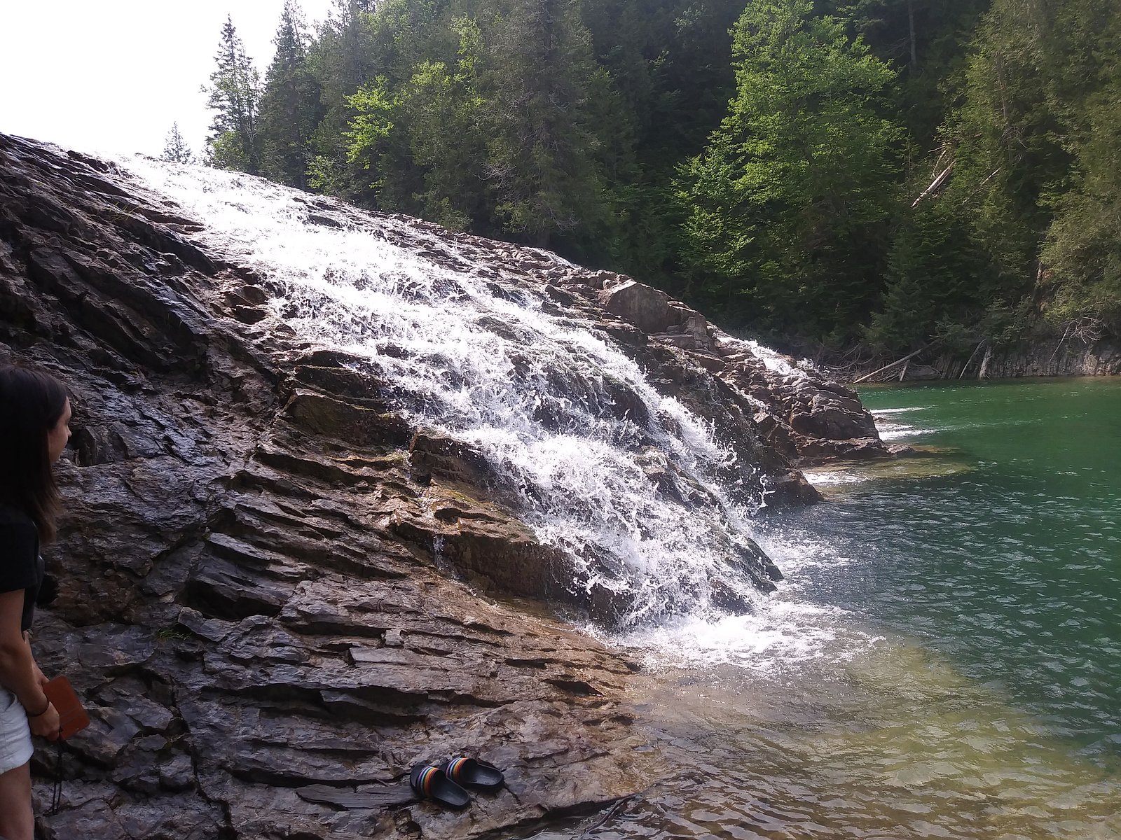 Chute rivière aux émeraudes waterfall