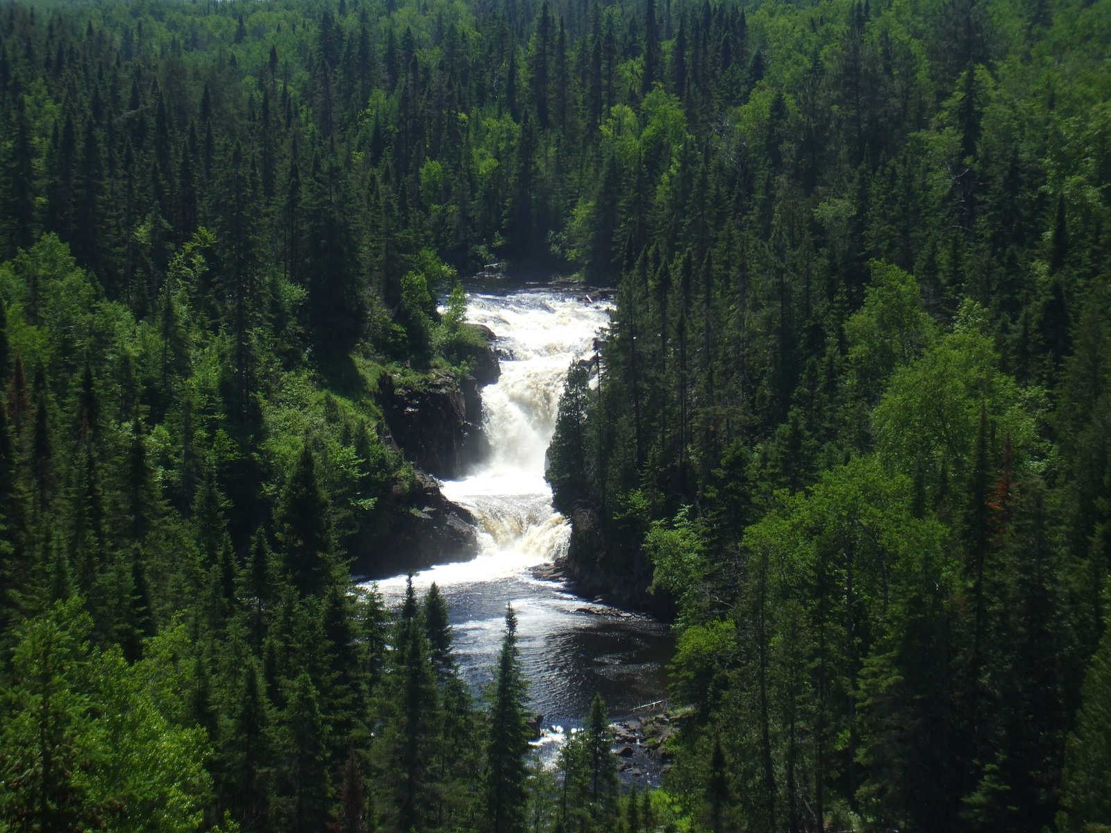 Chute Ouiatchouan waterfall