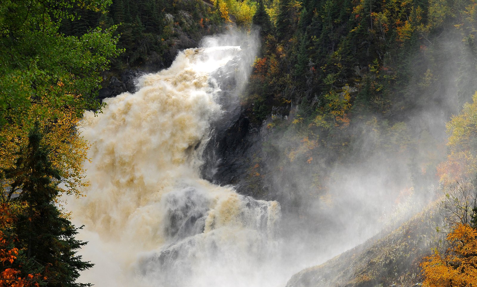 Chute Ouiatchouan waterfall