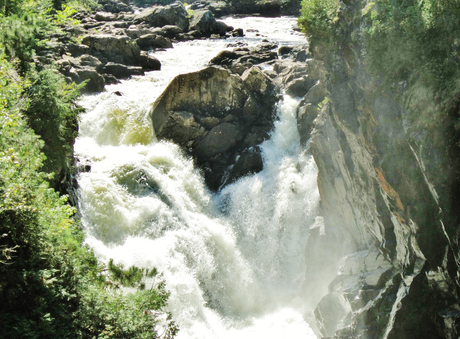 Chutes Dorwin waterfall