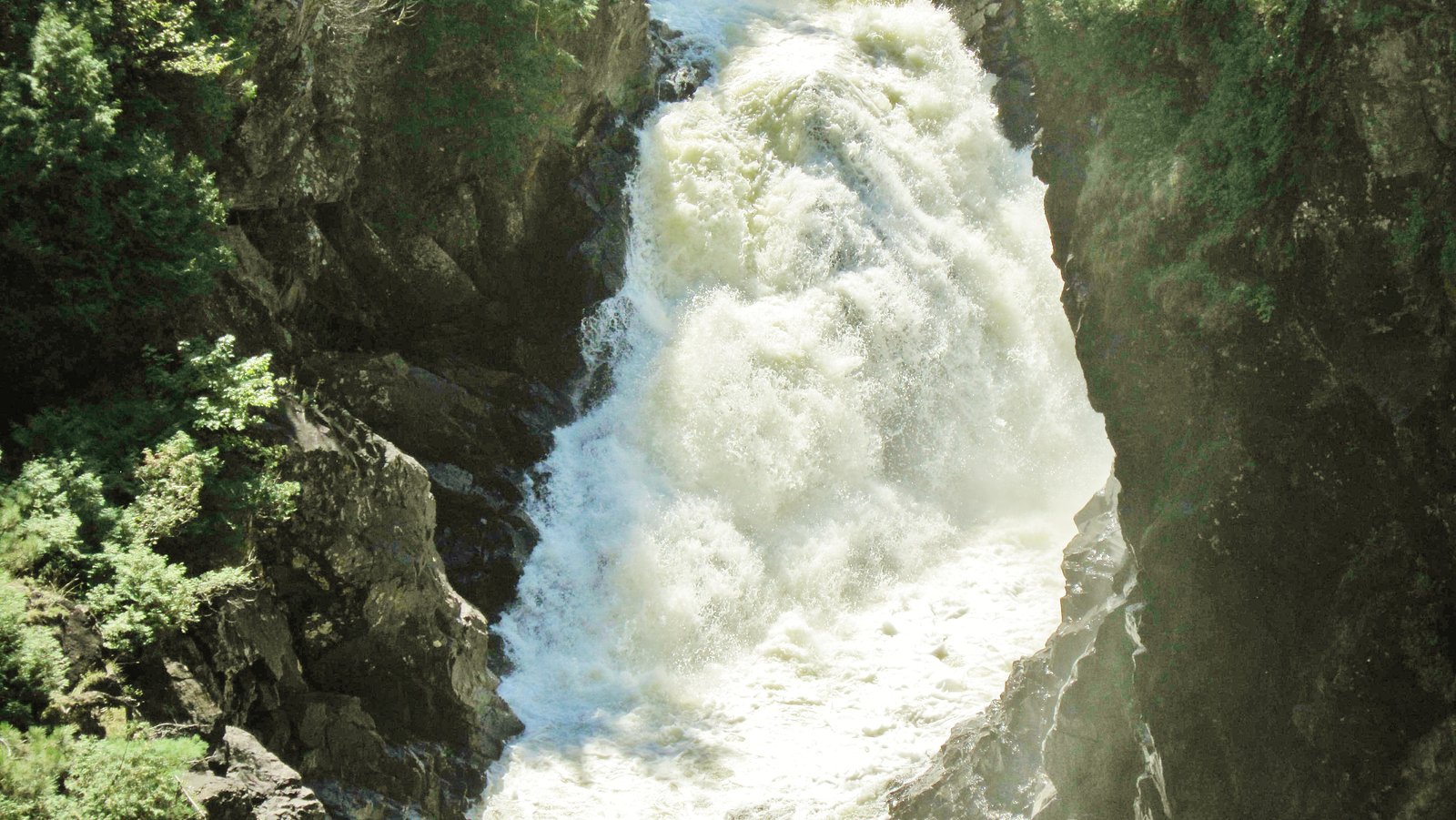 Chutes Dorwin waterfall