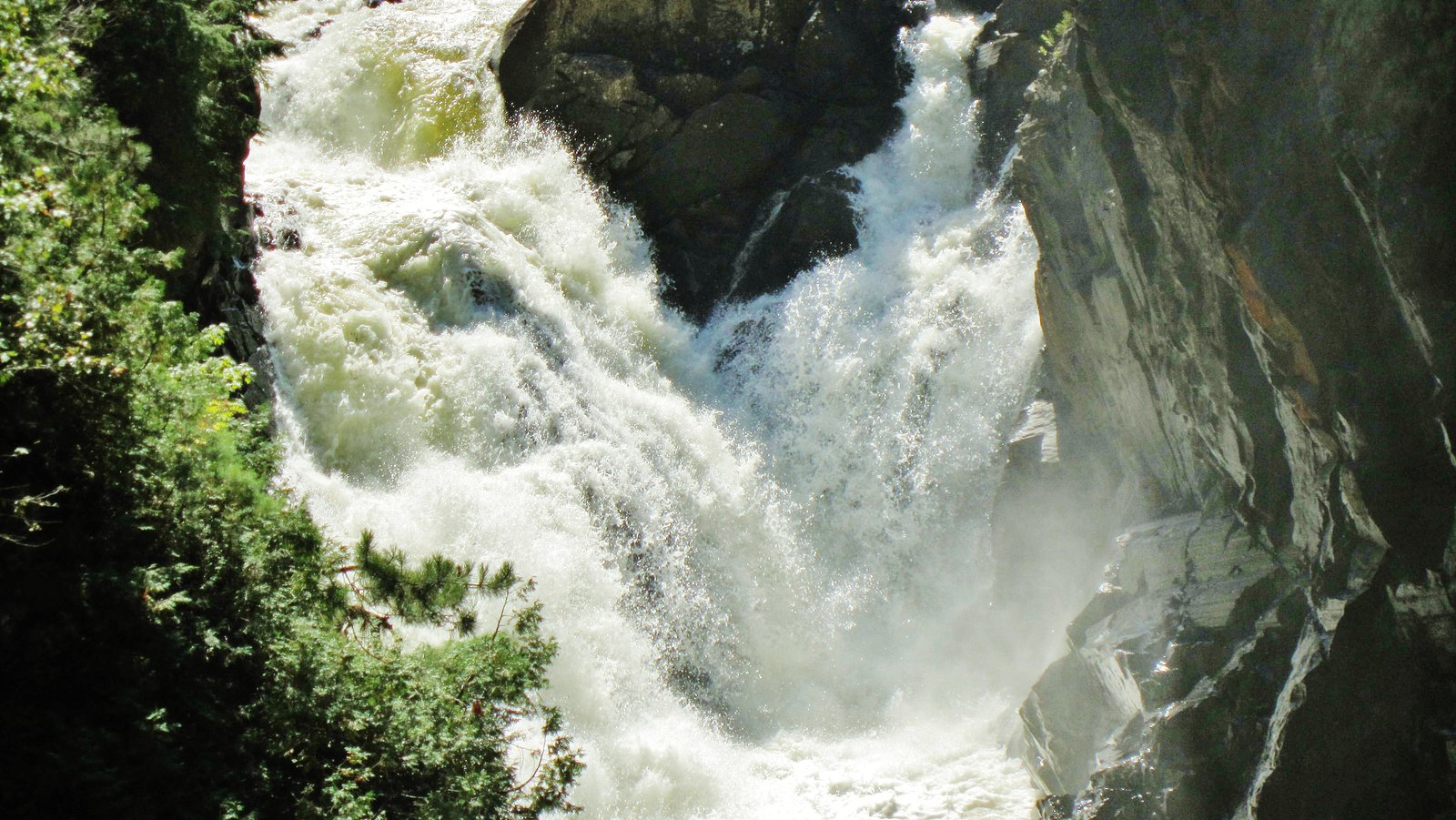 Chutes Dorwin waterfall