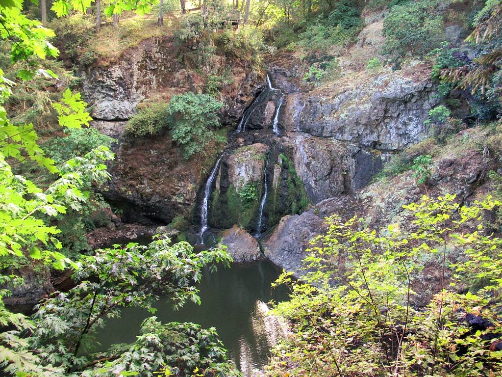 Sitting Lady Falls waterfall