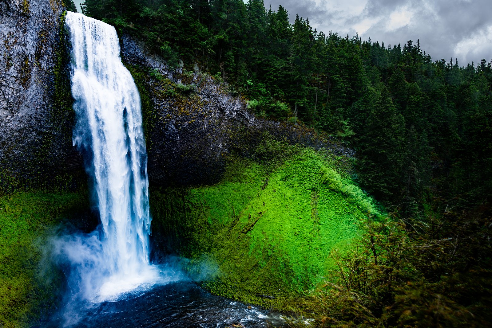 Salt Creek Falls waterfall